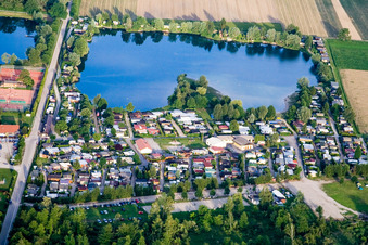 Vue aérienne de Complexe de maisons de vacances Châtelets du Lac au bord du lac à Beinheim dans le département Bas Rhin, France