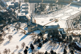 Vue aérienne de Parc du château enneigé en hiver du château Karlsruhe à le quartier Innenstadt-West in Karlsruhe dans le département Bade-Wurtemberg, Allemagne