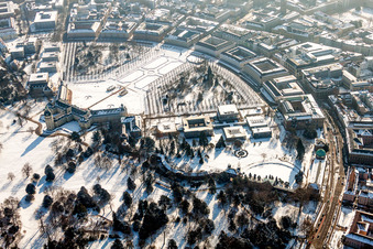 Vue aérienne de Parc du château enneigé en hiver du château Karlsruhe à le quartier Innenstadt-West in Karlsruhe dans le département Bade-Wurtemberg, Allemagne