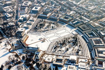 Photographie aérienne de Parc du château enneigé en hiver du château Karlsruhe à le quartier Innenstadt-West in Karlsruhe dans le département Bade-Wurtemberg, Allemagne