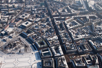 Vue aérienne de Piétons à le quartier Innenstadt-Ost in Karlsruhe dans le département Bade-Wurtemberg, Allemagne