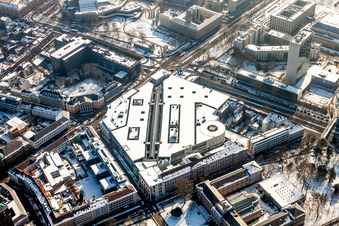 Vue aérienne de Centre commercial enneigé en hiver Ettlinger Tor Zentrum sur Kriegs- et Karl-Friedrichstraße à le quartier Innenstadt-West in Karlsruhe dans le département Bade-Wurtemberg, Allemagne