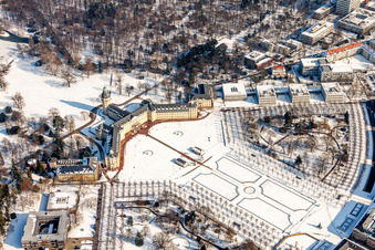 Vue oblique de Parc du château enneigé en hiver du château Karlsruhe à le quartier Innenstadt-West in Karlsruhe dans le département Bade-Wurtemberg, Allemagne
