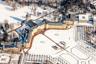 Parc du château enneigé en hiver du château Karlsruhe à le quartier Innenstadt-West in Karlsruhe dans le département Bade-Wurtemberg, Allemagne d'en haut