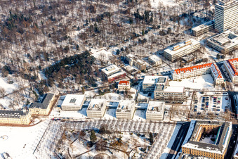 Vue aérienne de Campus enneigé en hiver - Campus Sud de l'Université des Sciences Appliquées du KIT (Institut de Technologie) à le quartier Innenstadt-Ost in Karlsruhe dans le département Bade-Wurtemberg, Allemagne