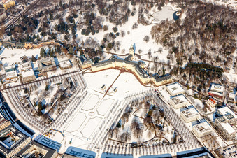 Parc du château enneigé en hiver du château Karlsruhe à le quartier Innenstadt-West in Karlsruhe dans le département Bade-Wurtemberg, Allemagne vue d'en haut