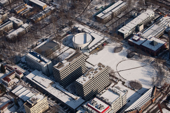 Vue aérienne de Institut de technologie de Karlsruhe (TH) Cafétéria à droite en dessous du stade Altest à le quartier Innenstadt-Ost in Karlsruhe dans le département Bade-Wurtemberg, Allemagne
