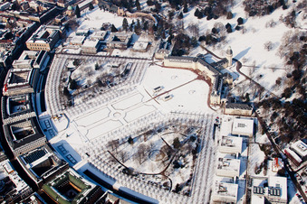 Vue aérienne de Neige hivernale dans le parc du château de Karlsruhe à Zirkel à le quartier Innenstadt-West in Karlsruhe dans le département Bade-Wurtemberg, Allemagne