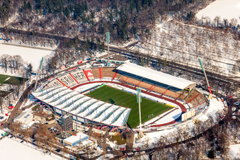 Vue aérienne de Terrains de sport enneigés en hiver de l'arène du stade Wildparkstadion du KSC à le quartier Innenstadt-Ost in Karlsruhe dans le département Bade-Wurtemberg, Allemagne