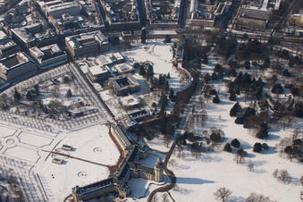 Vue aérienne de Cour constitutionnelle fédérale à le quartier Innenstadt-West in Karlsruhe dans le département Bade-Wurtemberg, Allemagne