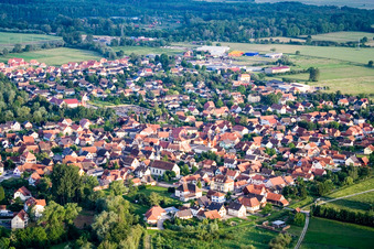 Vue aérienne de Vue sur le village à Beinheim dans le département Bas Rhin, France