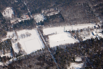 Vue aérienne de Terrains de sport au Hardtwald DJK à le quartier Oststadt in Karlsruhe dans le département Bade-Wurtemberg, Allemagne