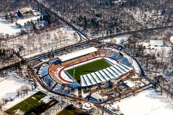 Vue aérienne de Stade de football Wildparkstadion du club KSC recouvert de neige en hiver à le quartier Innenstadt-Ost in Karlsruhe dans le département Bade-Wurtemberg, Allemagne