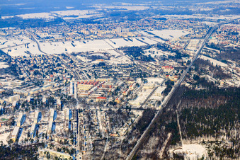 Vue aérienne de Développement résidentiel dans l'ancienne caserne de l'AMI, entre Willy-Brandt-Allee et Erzbergerstraße, en hiver sous la neige à le quartier Nordstadt in Karlsruhe dans le département Bade-Wurtemberg, Allemagne