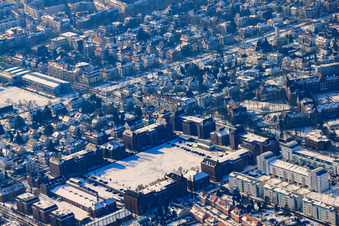 Photographie aérienne de Hôpital municipal Karlsruhe en hiver avec de la neige à le quartier Nordweststadt in Karlsruhe dans le département Bade-Wurtemberg, Allemagne