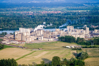 Vue aérienne de Locaux de l'usine du producteur chimique Roquette à Beinheim dans le département Bas Rhin, France