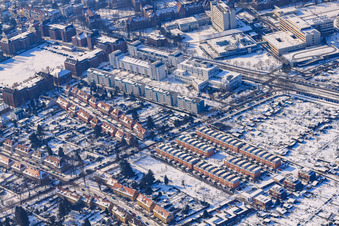 Vue aérienne de Knielinger Allee et Franzosenwiese en hiver avec de la neige à le quartier Nordstadt in Karlsruhe dans le département Bade-Wurtemberg, Allemagne