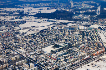 Vue aérienne de Vue de la ville depuis le sud-est en hiver avec de la neige à le quartier Nordweststadt in Karlsruhe dans le département Bade-Wurtemberg, Allemagne