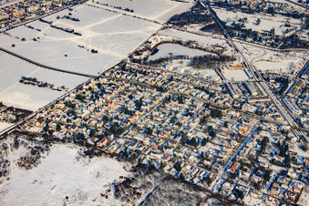 Vue aérienne de Sentier des gorges en hiver avec de la neige à le quartier Neureut in Karlsruhe dans le département Bade-Wurtemberg, Allemagne