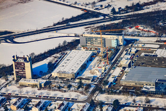 Vue aérienne de LUBW à Hertzstraße x Weissenburger Straße en hiver avec de la neige à le quartier Nordweststadt in Karlsruhe dans le département Bade-Wurtemberg, Allemagne