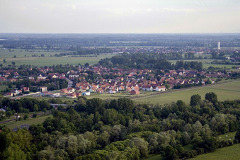 Vue aérienne de Du nord-ouest à Roppenheim dans le département Bas Rhin, France