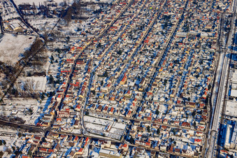 Vue aérienne de Alte Friedrichstraße en hiver avec de la neige à le quartier Neureut in Karlsruhe dans le département Bade-Wurtemberg, Allemagne