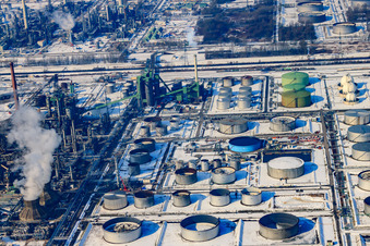 Vue aérienne de Oberrheinische Mineralölwerke en hiver avec de la neige à le quartier Knielingen in Karlsruhe dans le département Bade-Wurtemberg, Allemagne