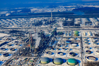 Vue aérienne de Oberrheinische Mineralölwerke en hiver avec de la neige à le quartier Knielingen in Karlsruhe dans le département Bade-Wurtemberg, Allemagne