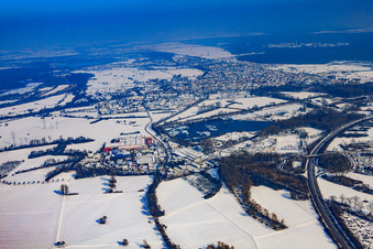 Vue aérienne de Coca Cola au lac de la carrière en hiver avec de la neige à le quartier Neureut in Karlsruhe dans le département Bade-Wurtemberg, Allemagne