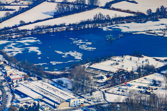 Vue aérienne de Lac de carrière en hiver avec de la neige à le quartier Neureut in Karlsruhe dans le département Bade-Wurtemberg, Allemagne