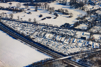 Vue aérienne de Association de jardins familiaux Am Junkertschritt eV sur la B36 en hiver avec de la neige à le quartier Neureut in Karlsruhe dans le département Bade-Wurtemberg, Allemagne