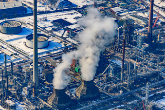 Photographie aérienne de Oberrheinische Mineralölwerke en hiver avec de la neige à le quartier Knielingen in Karlsruhe dans le département Bade-Wurtemberg, Allemagne