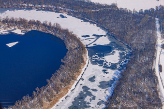 Vue aérienne de Althrein Kleiner Bodensee gelé en hiver avec de la neige à le quartier Neureut in Karlsruhe dans le département Bade-Wurtemberg, Allemagne