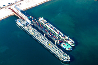 Vue aérienne de Quais enneigés en hiver et amarrages de navires pour le transport fluvial avec terminaux de chargement au port pétrolier intérieur Karlsruhe à le quartier Knielingen in Karlsruhe dans le département Bade-Wurtemberg, Allemagne