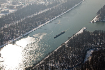 Vue aérienne de Le Rhin en hiver à le quartier Knielingen in Karlsruhe dans le département Bade-Wurtemberg, Allemagne