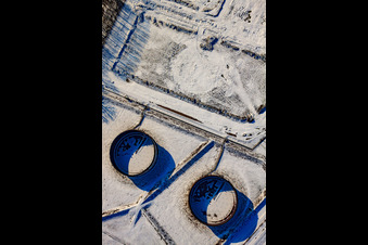 Vue aérienne de Ancien parc de stockage en hiver avec de la neige à Jockgrim dans le département Rhénanie-Palatinat, Allemagne