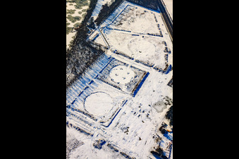 Vue aérienne de Ancien parc de stockage en hiver avec de la neige à Jockgrim dans le département Rhénanie-Palatinat, Allemagne