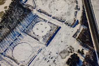 Vue oblique de Ancien parc de stockage en hiver avec de la neige à Jockgrim dans le département Rhénanie-Palatinat, Allemagne