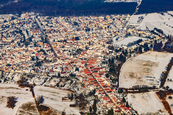 Vue aérienne de Ludwigstraße en hiver avec de la neige à Jockgrim dans le département Rhénanie-Palatinat, Allemagne