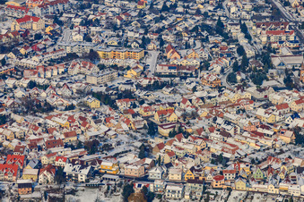 Vue aérienne de Centre-ville en hiver avec de la neige à Jockgrim dans le département Rhénanie-Palatinat, Allemagne
