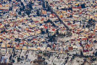 Vue aérienne de Maximilanstraße en hiver avec de la neige à Jockgrim dans le département Rhénanie-Palatinat, Allemagne