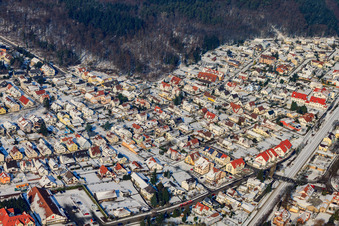Vue aérienne de Hatzenbühler Straße en hiver avec de la neige à Jockgrim dans le département Rhénanie-Palatinat, Allemagne