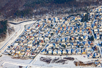 Vue aérienne de Waldäckerstraße en hiver avec de la neige à Jockgrim dans le département Rhénanie-Palatinat, Allemagne