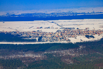 Vue aérienne de Vue de la ville depuis le sud en hiver avec de la neige à Hatzenbühl dans le département Rhénanie-Palatinat, Allemagne