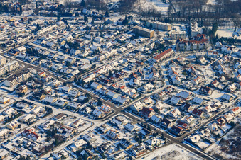 Vue aérienne de Mozartstraße en hiver avec de la neige à Jockgrim dans le département Rhénanie-Palatinat, Allemagne