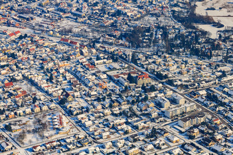 Vue aérienne de Marienstraße en hiver avec de la neige à Jockgrim dans le département Rhénanie-Palatinat, Allemagne