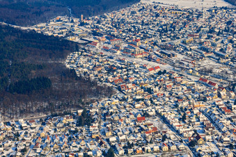 Vue aérienne de Marienstraße en hiver avec de la neige à Jockgrim dans le département Rhénanie-Palatinat, Allemagne