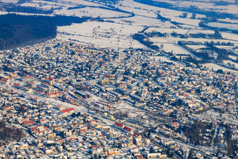 Vue aérienne de Ligne de chemin de fer traversant la ville en hiver lorsqu'il y a de la neige à Jockgrim dans le département Rhénanie-Palatinat, Allemagne