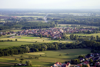Vue aérienne de De l'ouest à Roppenheim dans le département Bas Rhin, France