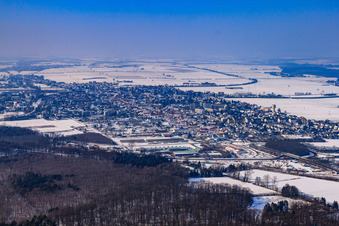 Vue aérienne de Vue de la ville depuis le sud-est en hiver avec de la neige à Kandel dans le département Rhénanie-Palatinat, Allemagne